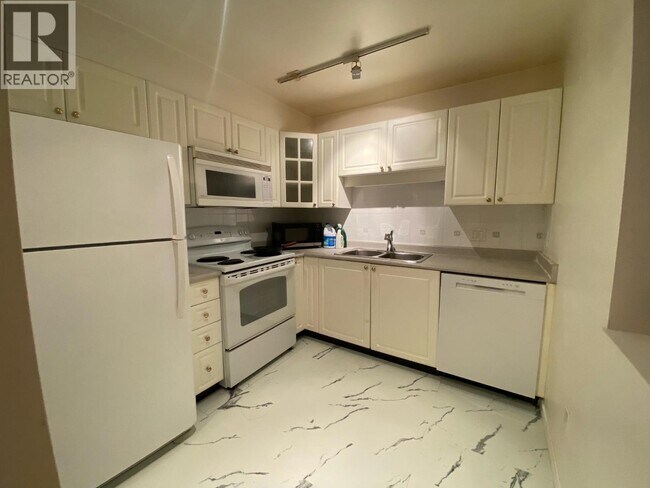 Photo du bâtiment - 8100 Jones Rd