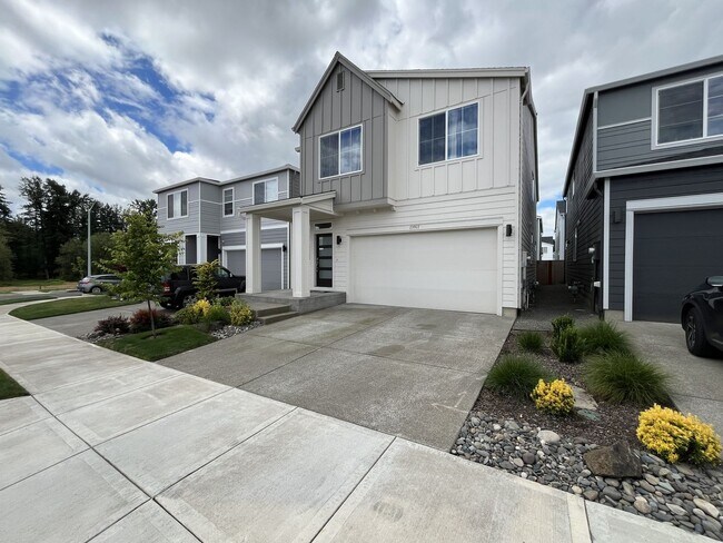 Foto del edificio - Stunning 2024 Built 5BR Home with Main-Level Suite, EV Charger & Covered Patio Near River Terrace