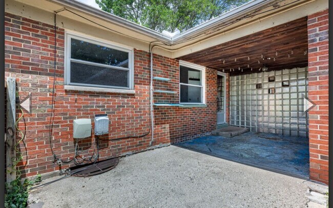 Building Photo - Quaint Duplex w/your Own Basement, Garage Space & Patio