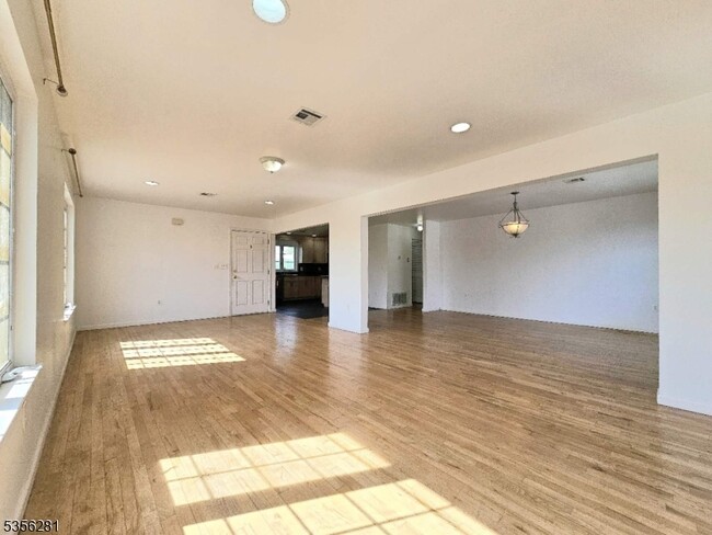 Building Photo - 1405 Mopsick Ave