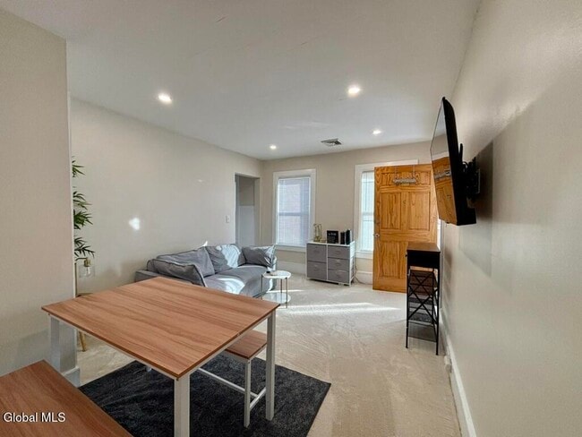Foto del edificio - 130 Woodlawn Ave