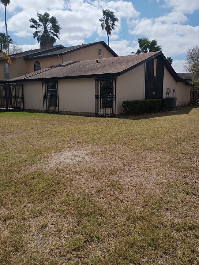 Building Photo - 706 Continental Dr