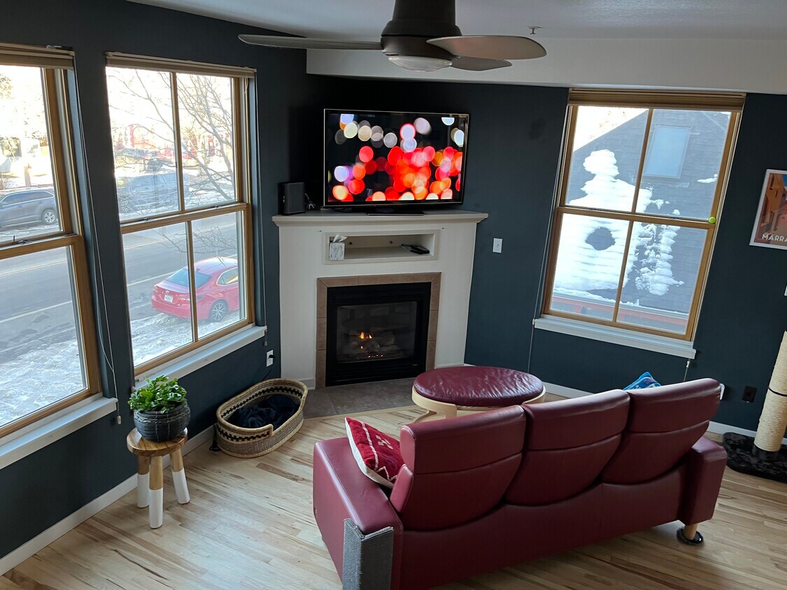 Airy floor to ceiling windows - 325 Cherry St