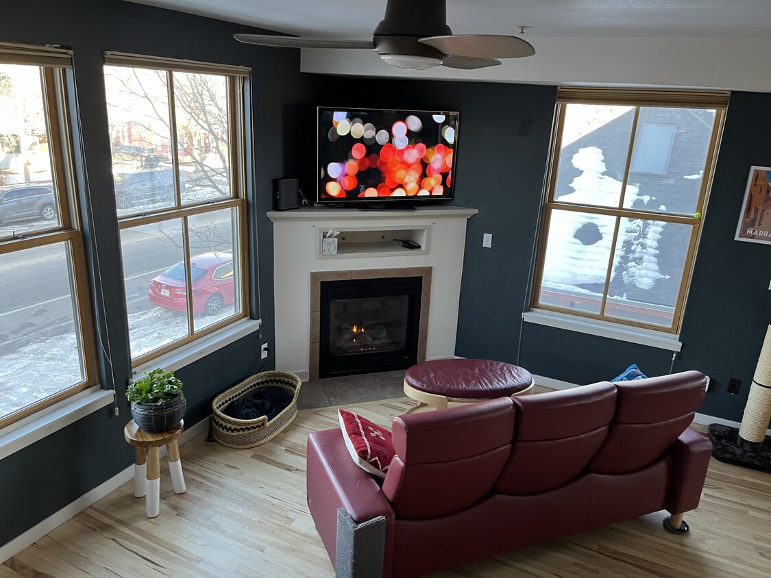 Airy floor to ceiling windows - 325 Cherry St