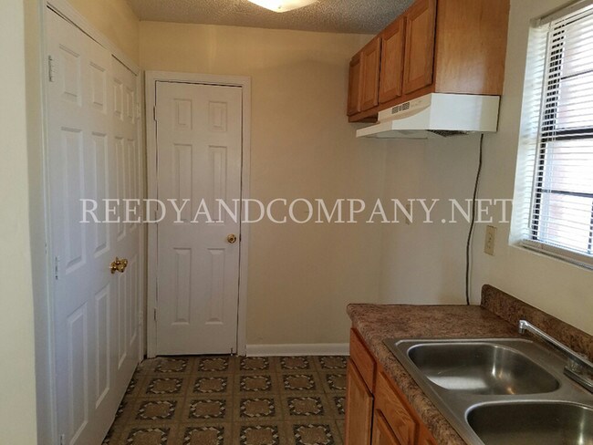 Foto del edificio - 38 W Rollins Rd