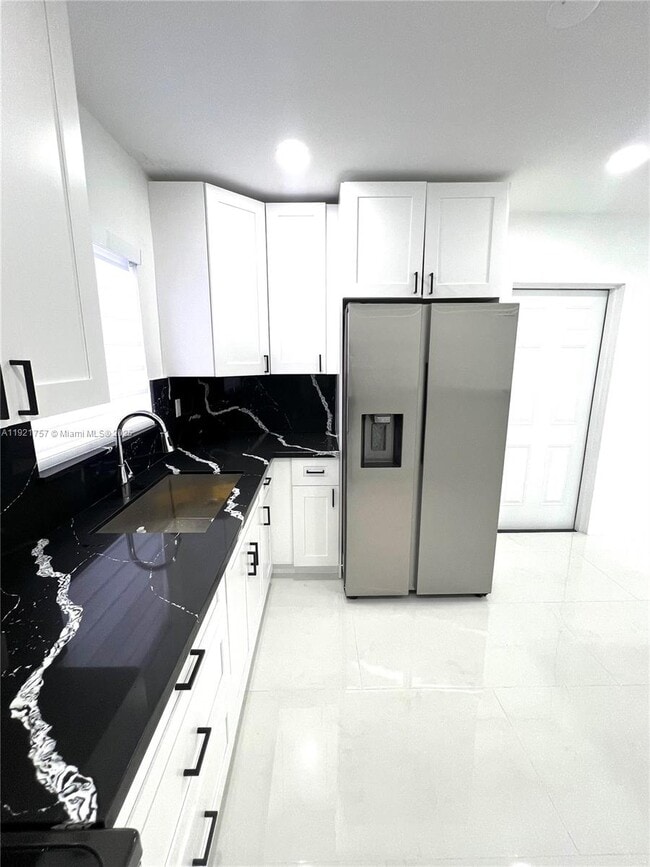 Foto del edificio - 651 SW 67th Ave