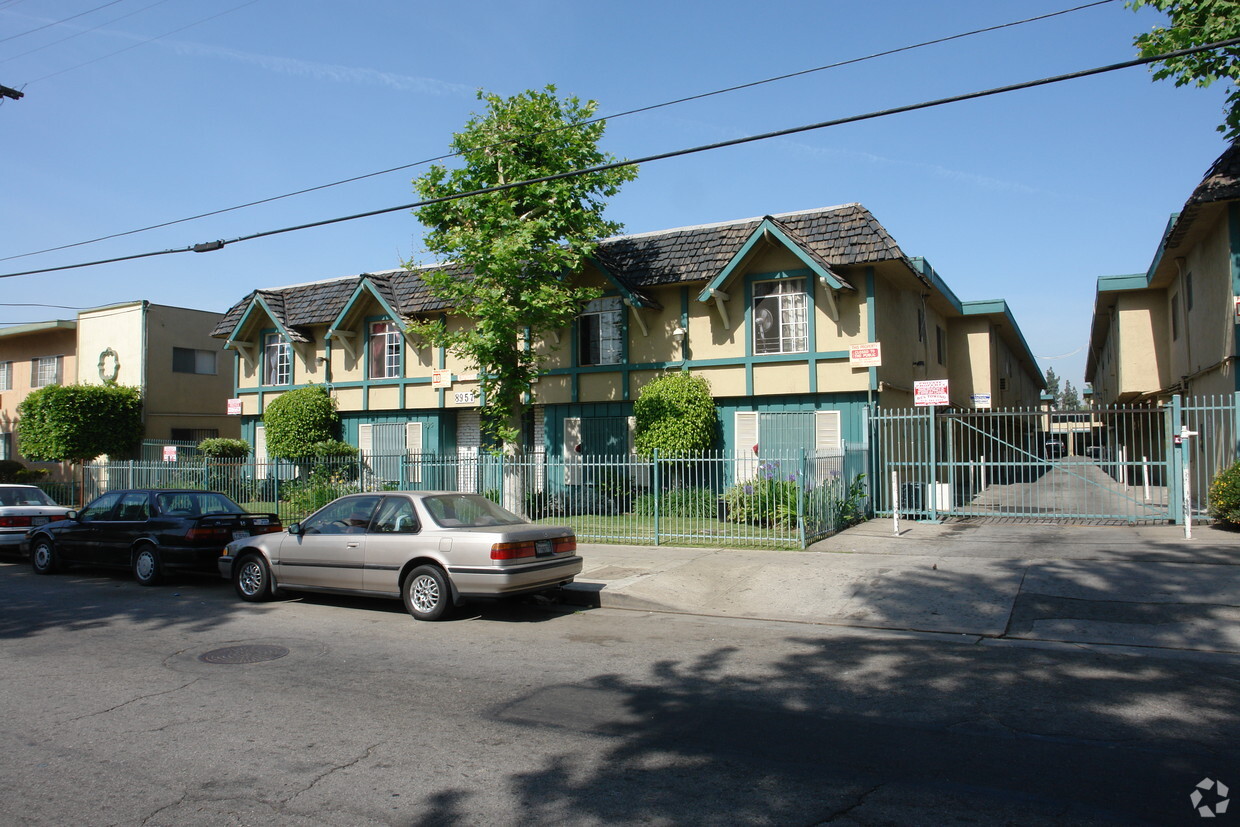 8957 - 9001 Langdon Ave - 8957 Langdon Ave