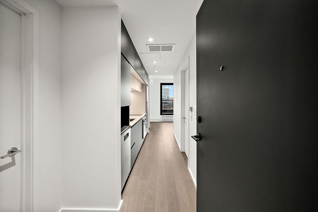 Building Photo - 585 Av. Glengarry