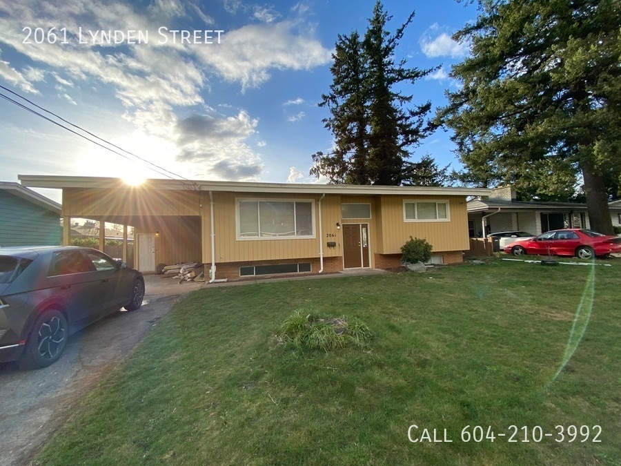 Photo principale - Bright & Open Updated Home!