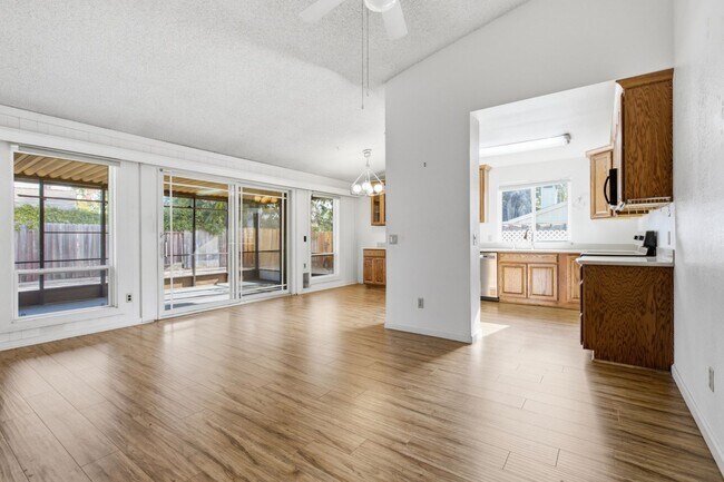Foto del edificio - 7113 Mountainside Dr