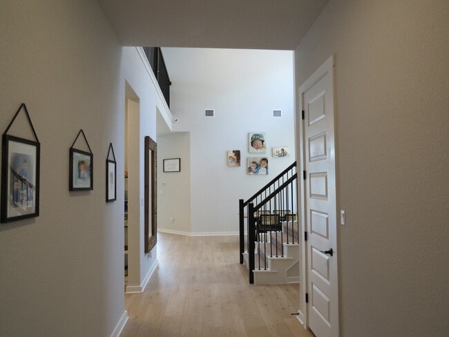 Building Photo - 404 Lariat Lp