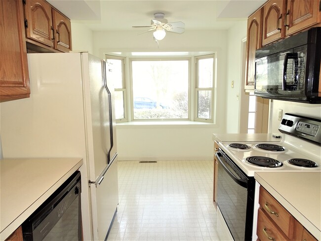 Building Photo - 6441 Lincoln Ct
