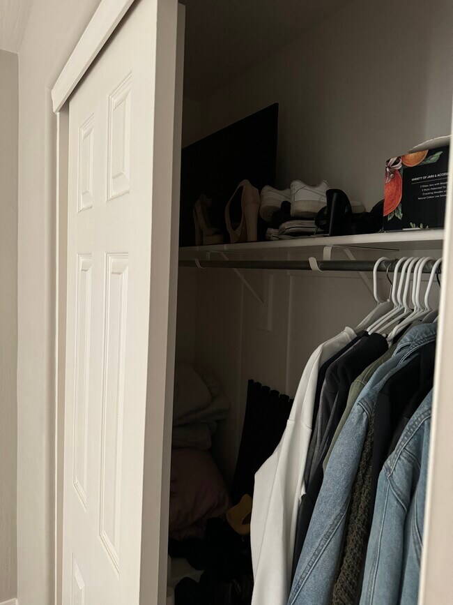 Nuevamente, la ropa será removida al llegar :) - 125 N Sunvalley Blvd