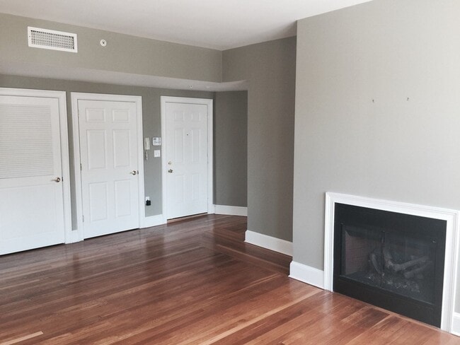 Building Photo - 2025 Commonwealth Ave