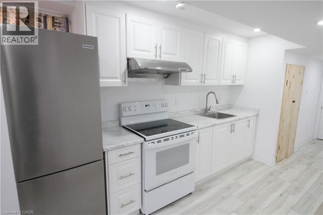 Building Photo - 473 Avens St