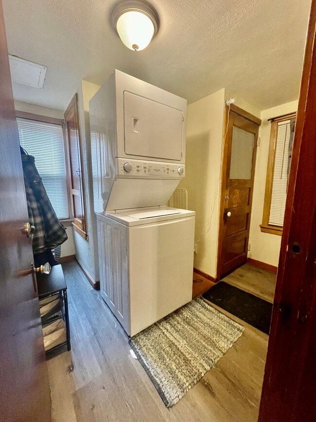 Foto del edificio - W180-W188 Pioneer Dr