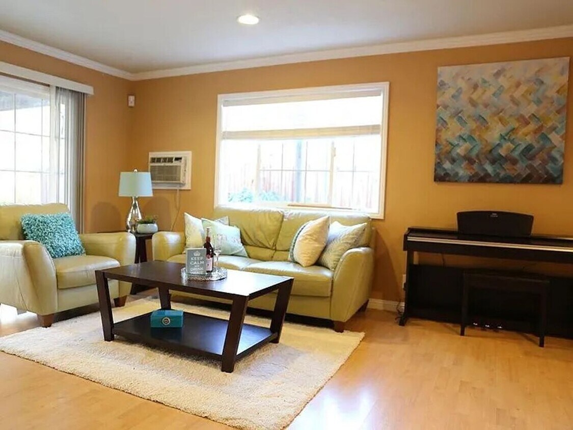 Foto principal - Charming 3-Bed, 2-Bath Home in Santa Clara