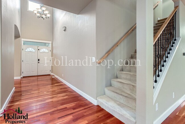 Building Photo - *** SPECIAL DISCOUNT of $200 on your first full month's rent ***Spacious 6-Bedroom Home with Luxu...