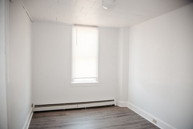Building Photo - 106 W Park St