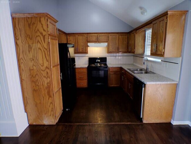 Foto del edificio - Amazing 4 bedrooms and 2.5 baths raised ranch located in High Ridge Manor on N Winchester Ave in ...