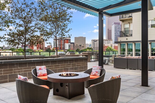 Foto del edificio - ZZZArapahoe Square Apartments