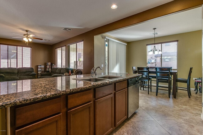 Building Photo - Wonderfully upgraded bedroom/2.5 bath in t...