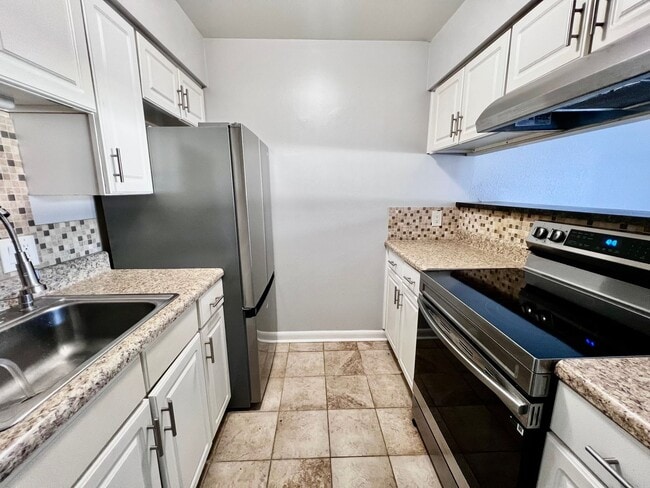 Building Photo - AMAZING 2 BED / 2 BATH CONDO – ONLY 8 BLOCKS FROM THE BEACH!