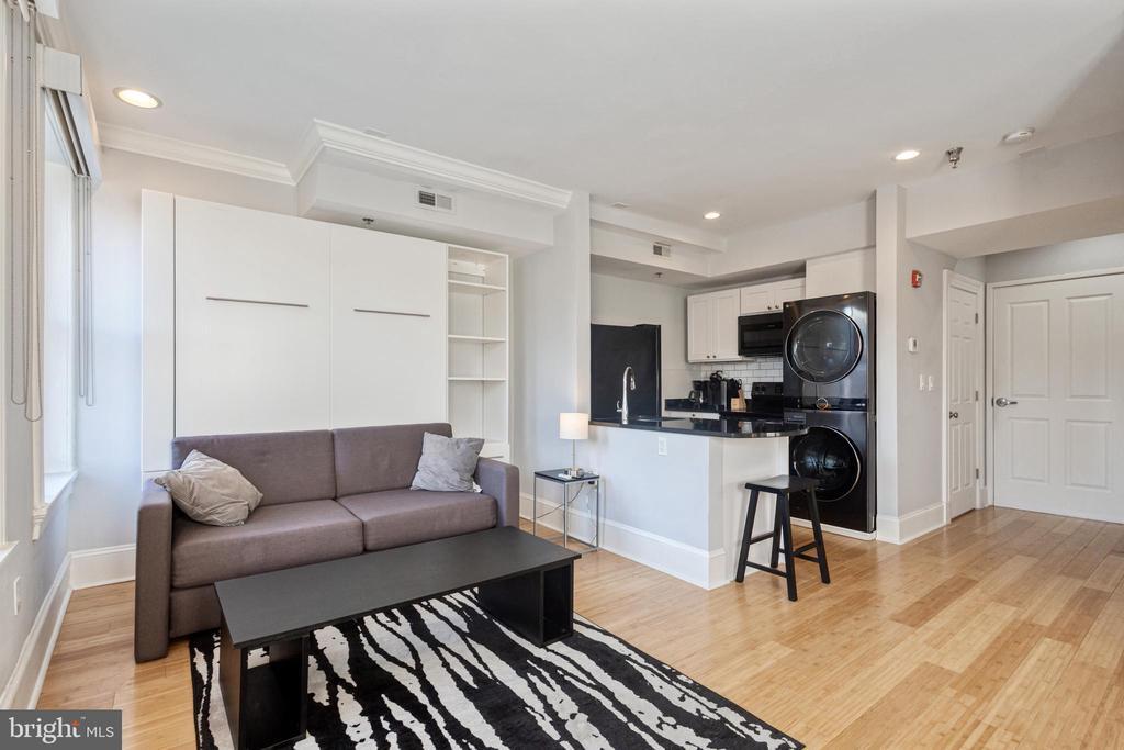 Primary Photo - 180 Main St