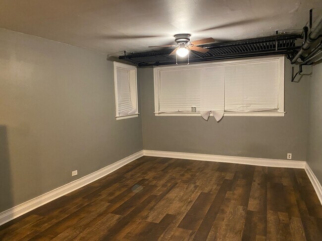 Amplia sala de estar - 8425 S Marquette Ave