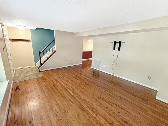 Building Photo - Brilliant 3 Bed 1.5 Bath Townhome in Great...