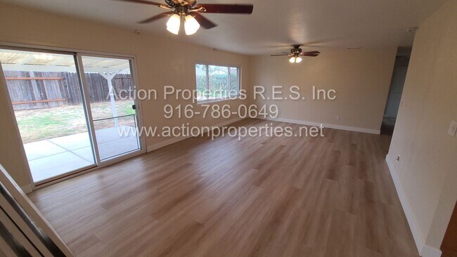 Foto del edificio - Very Clean 3 Bedroom 1.5 bath, 2 Car Garag...