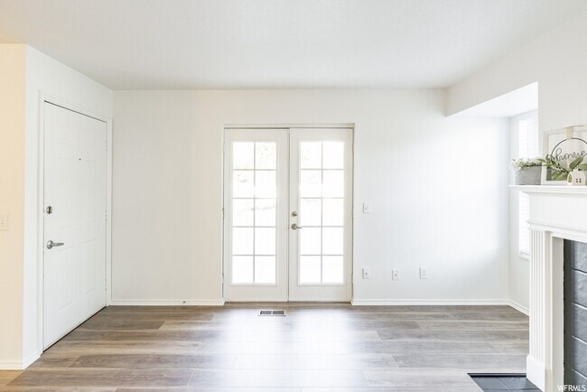 Living Room - 822 E Gatewood Dr