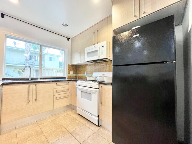 Foto del edificio - 5860 Hazeltine Ave