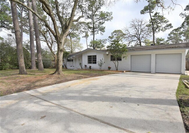 Building Photo - 1910 Pine Grove Dr