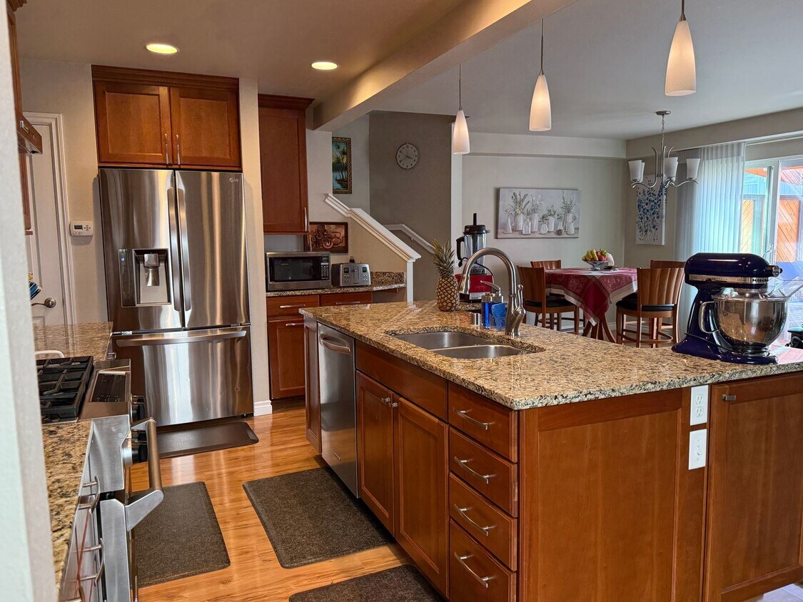 Foto principal - Lovingly Maintained East Anchorage Home wi...