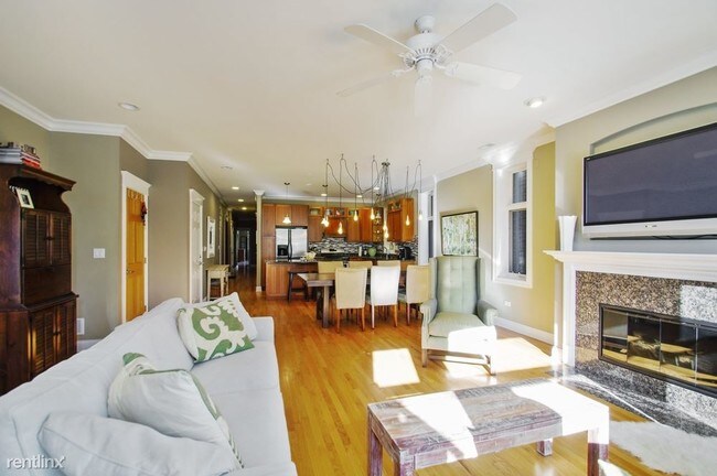 Building Photo - 3 br, 3 bath Condo - 6022 N Kenmore Ave