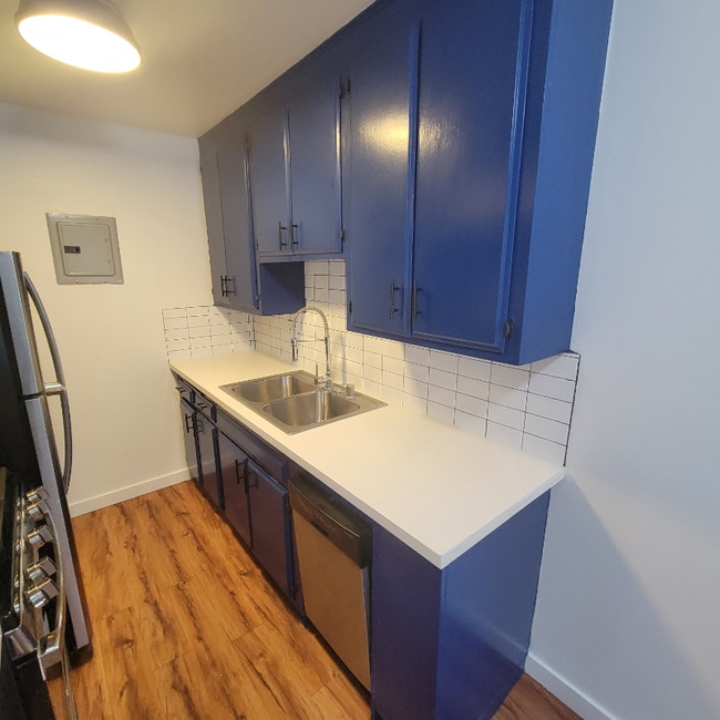 Building Photo - 125 S Ave 53