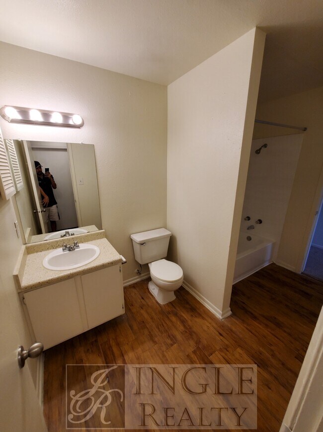 Foto del edificio - 700 North LBJ Drive