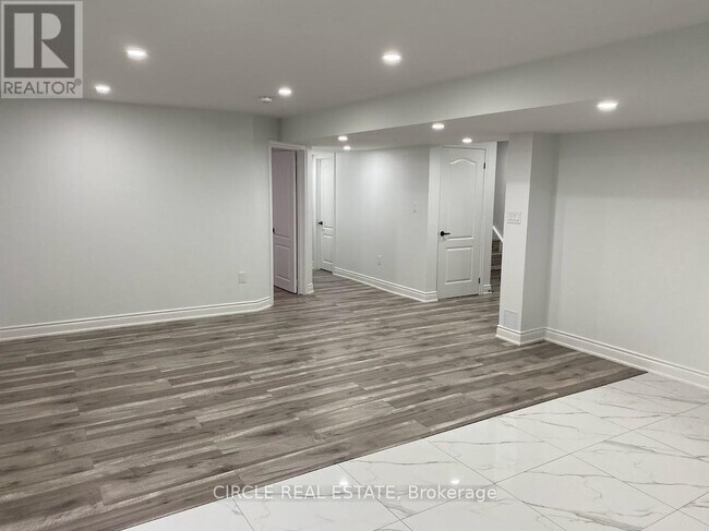 Photo du bâtiment - 1368 Connaught Ter