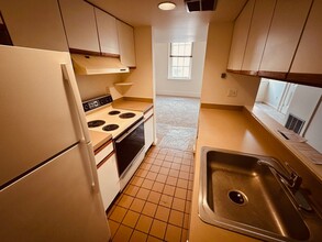 Building Photo - 100 S George St