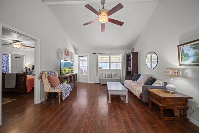 Foto del edificio - 8606 Twisting Vine Ln