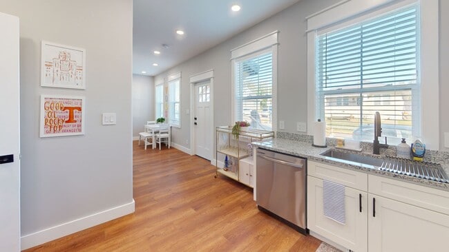 Building Photo - 4BR/4BA Townhome in the Heart of Fort Sand...