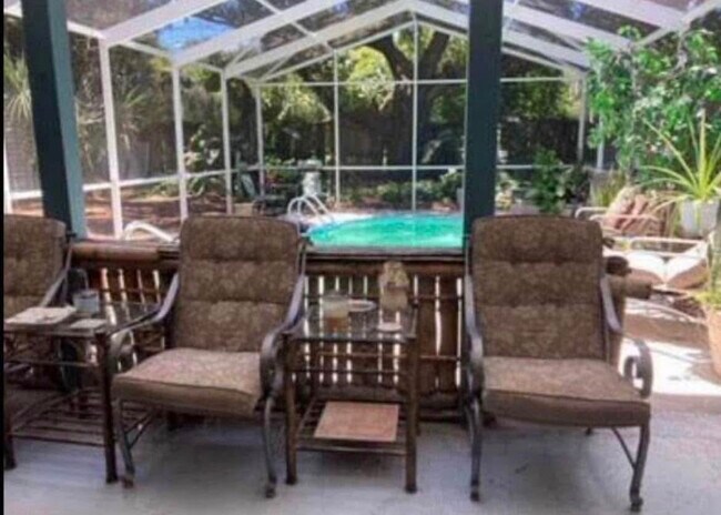 Porche - piscina - 264 Ambler St