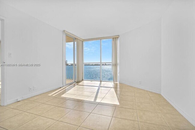 Foto del edificio - 7601 E Treasure Dr