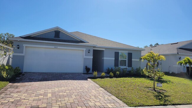Building Photo - Annual Turnkey furnished 4/2 newer SFH wit...