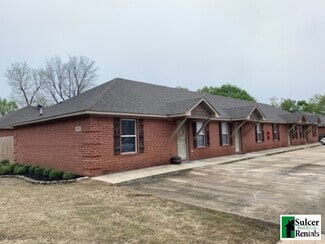 Building Photo - 103 N Oak St