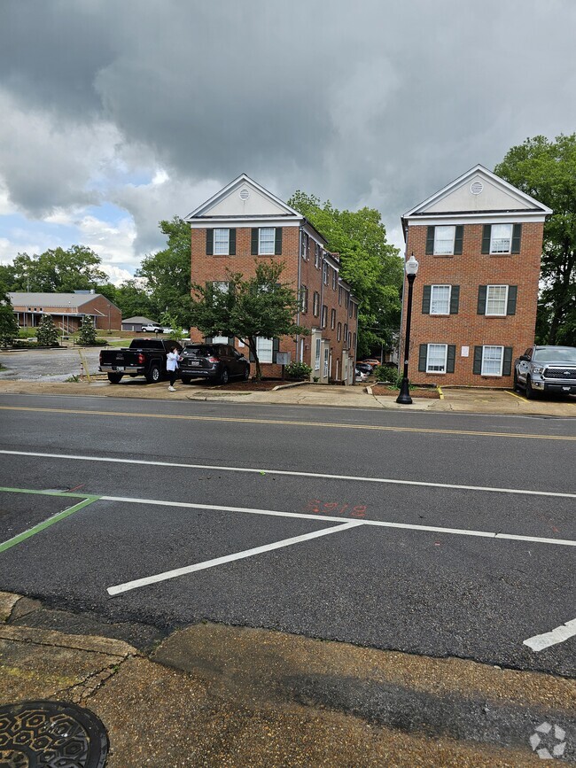 Building Photo - 613 University Dr