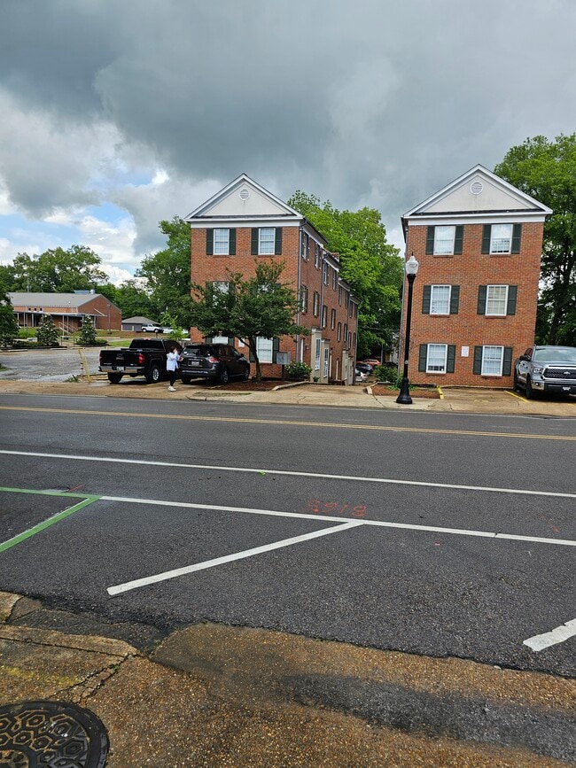 Building Photo - 613 University Dr