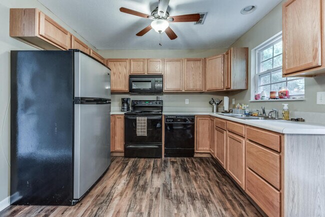 Building Photo - 1663 Maple View Way