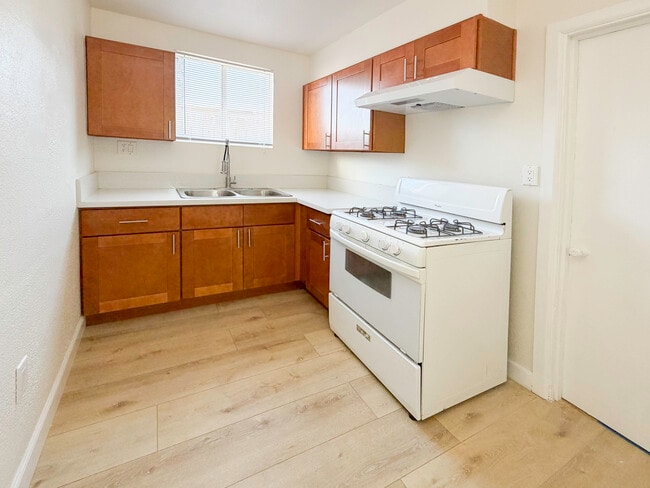 (B) Cocina recién renovada con encimeras de cuarzo. - 1722 E Victoria Ave